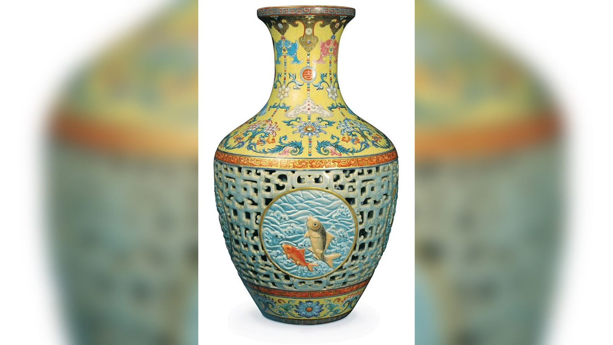 Sau khi chiếc bình được gửi đến Câu lạc bộ Nghệ thuật London, nhiều chuyên gia đã kiểm tra và cuối cùng xác định đó là hiện vật thời nhà Thanh, được tạo ra vào khoảng năm 1740. Ảnh: ammonnews.