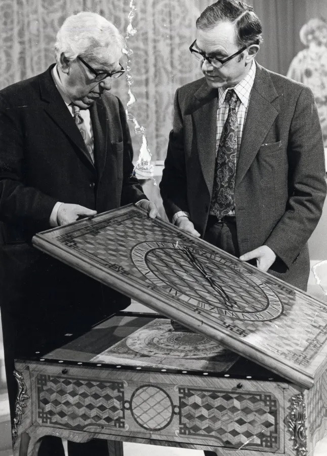 Sau khi kiểm tra, các chuyên gia khi đó đã kết luận chiếc bình là một bản sao tinh xảo, ước tính có giá khoảng 800 bảng Anh. Vì vậy, cặp vợ chồng trên đã cất chiếc bình có nguồn gốc từ Trung Quốc lên gác xép và không để ý đến nó trong suốt 40 năm. Ảnh: BBC.