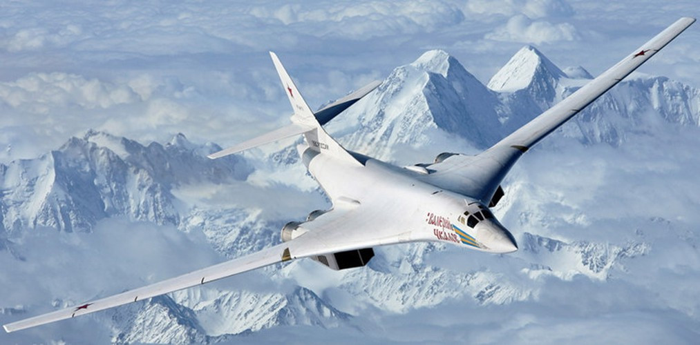 Tu-160 là bản thiết kế máy bay ném bom chiến lược cuối cùng của Liên Xô mục đích để cạnh tranh với B-1 Lancer của Mỹ, đây cũng là máy bay chiến đấu lớn nhất từng được chế tạo.