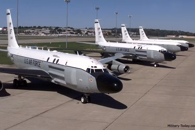 Máy bay trinh sát RC-135 vẫn là một trong các vũ khí lợi hại của quân đội Mỹ hiện nay, mặc dù loại máy bay này đã ra đời từ khá lâu.