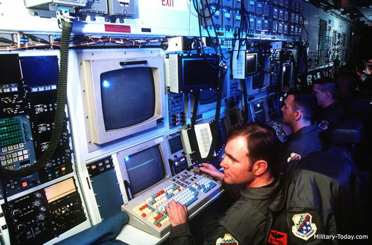 Dữ liệu mà chúng thu thập sẽ được mã hóa và truyền trực tiếp tới các vệ tinh hoặc các máy bay khác nhằm tránh những tác động từ hệ thống chiến tranh điện tử của đối phương.