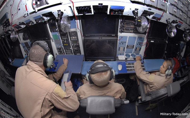 RC-135 bay lên cao với vận tốc 1.500 m/phút.