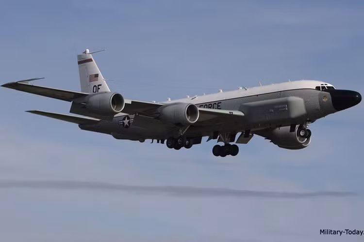 RC-135 có chiều dài 41,53 m, sải cánh 39,88 m, tải trọng cất cánh tối đa đạt 146.000 kg, vận tốc cực đại 933 km/h.