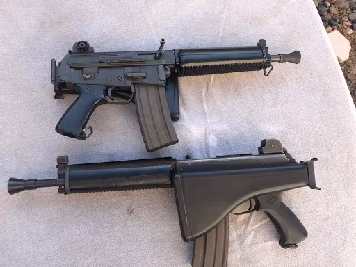 So với M16, AR-18 có nhiều khác biệt ở cơ cấu trích khí. Nhóm thiết kế đã thay thế hệ thống trích khí trực tiếp trên M16 bằng hệ thống trích khí sử dụng piston. Bệ khóa nòng hình vuông được cố định bên trong buồng đạn bằng 2 thanh dẫn. Mỗi thanh dẫn có lò xo riêng của mình, cả hai thanh dẫn được cố định vào một tấm thép nhỏ ở cuối buồng đạn. Quá trình tháo-lắp thanh dẫn, bệ khóa nòng khá đơn giản, khóa nòng của AR-18 có 7 mấu tương tự như khóa nòng của AR-15.