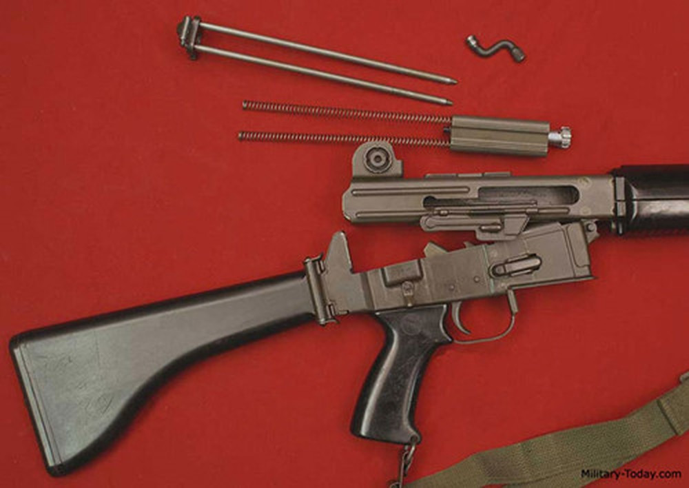 Hình dáng bên ngoài của AR-18 khá giống M16, ngoại trừ cái tay xách súng kiêm thước ngắm của M16. Báng súng của AR-18 có thể gập lại tạo thuận lợi trong khi hành quân, đặc biệt với các đơn vị bộ binh cơ động.