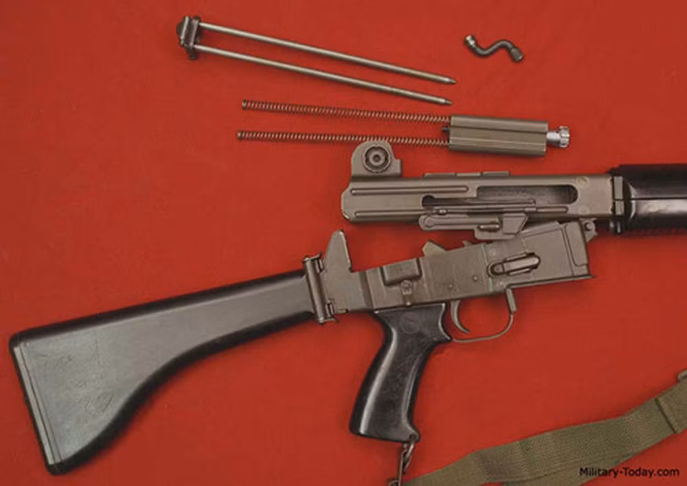 Hình dáng bên ngoài của AR-18 khá giống M16, ngoại trừ cái tay xách súng kiêm thước ngắm của M16. Báng súng của AR-18 có thể gập lại tạo thuận lợi trong khi hành quân, đặc biệt với các đơn vị bộ binh cơ động.