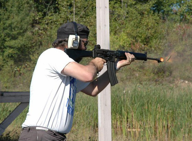 Thật không may, trong quá trình đánh giá AR-18 đã gặp phải một số trục trặc kỹ thuật nhỏ. Mặt khác, lúc đó giới chức quân đội Mỹ cho rằng, không thực sự cần thiết phải có thêm một mẫu súng trường tiến công 5,56 mm khác. Hơn nữa, những nhược điểm chết người của M16 vẫn chưa bộc lộ một cách đầy đủ nhất.