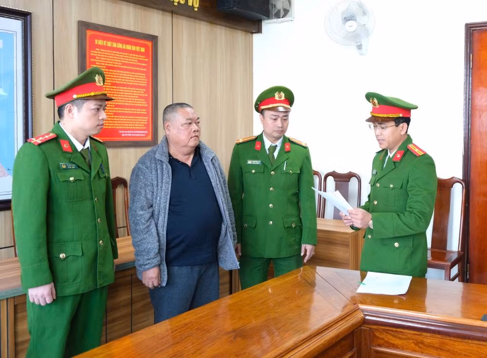 Khoi to giam doc su dung ho so gia de dau thau