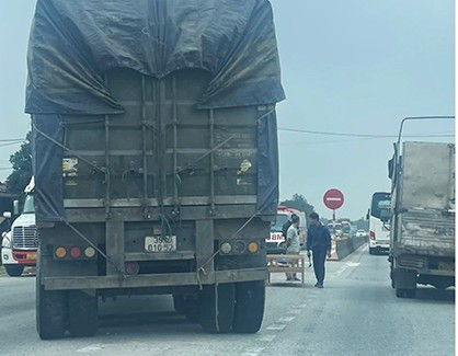 Va chạm với xe tải, người đàn ông tử vong tại chỗ Va cham voi xe tai, nguoi dan ong tu vong tai cho