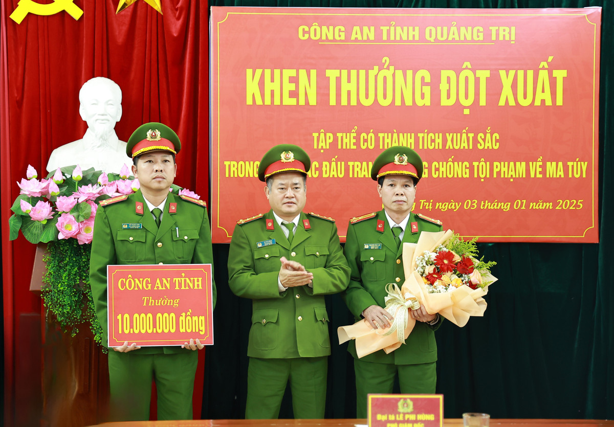 Phát hiện 10 bánh heroin, 15kg ma túy tổng hợp trên xe khách Phat hien 10 banh heroin, 15kg ma tuy tong hop tren xe khach