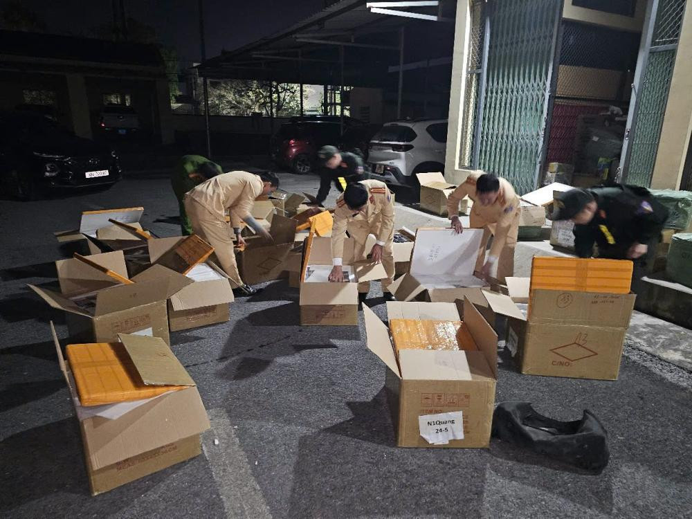 Thu giữ lượng lớn màn hình điện thoại không rõ nguồn gốc Thu giu luong lon man hinh dien thoai khong ro nguon goc 