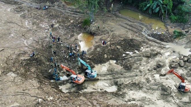 Tìm thấy thêm 2 thi thể trong vụ lũ quét thôn Làng Nủ Tim thay them 2 thi the trong vu lu quet thon Lang Nu