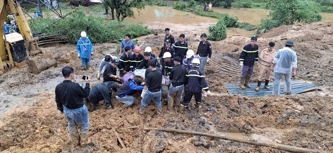 CSGT o Ha Giang trang dem ung cuu du khach va nguoi dan-Hinh-3