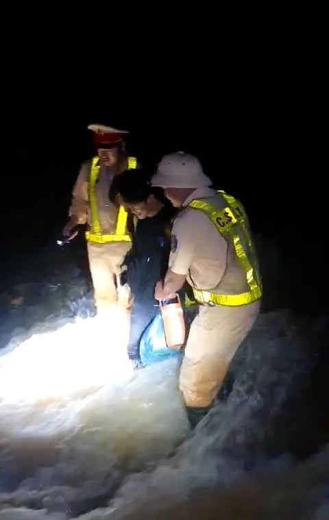 CSGT ở Hà Giang trắng đêm ứng cứu du khách và người dân - Hình 2 CSGT o Ha Giang trang dem ung cuu du khach va nguoi dan-Hinh-2