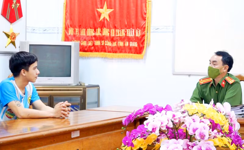 Lúc này Điền đứng kế bên nhìn thấy nên đã xô Hồng ra và nói: "Con nít người ta mà mày làm gì kì vậy?". Hồng trả lời: "Khóc hoài". Thấy bé đã nằm bất động, Hồng bế bỏ xuống sàn nhà và lấy cái áo khô để thay cho nạn nhân. Còn Điền chạy đi gọi Mỹ. Trong lúc đó, Hồng lấy miếng chanh nặn vào miệng nạn nhân để nói dối Mỹ là do cháu bé bị lên cơn co giật nên nặn chanh vào miệng để tan đờm, sơ cứu nhưng không thành. Hồng và Điền sau khi biết cháu bé đã chết, vội lấy xe đạp bỏ đi.