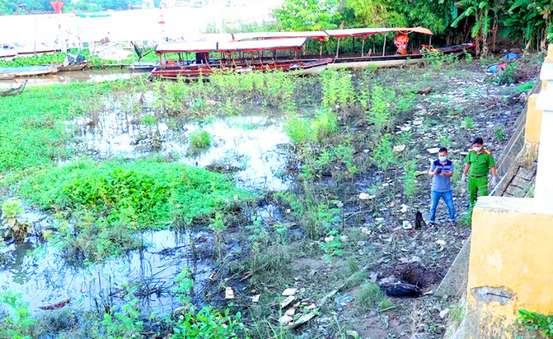 Ngay sau đó, Hồng và Điền được mời đến cơ quan công an làm việc. Hồng lấy cớ còn "say đá" nên không hợp tác với cán bộ điều tra. Được sự động viên, đối tượng Điền khai, tối 2/11, Hồng, Mỹ và Điền tổ chức sử dụng ma túy. Sau khi "phê thuốc" tỉnh dậy đã là 21h30, Hồng kêu Mỹ mang điện thoại đi sạc ở nhà hàng xóm. Khi Mỹ đi khỏi nhà, cháu bé đang ngủ trên võng, thức dậy khóc thét. Lúc này, Hồng bực tức lấy bình nước, dùng tay trái bứt núm cao su ra ném bỏ, rồi bóp miệng bé đổ nước vào miệng. (Hiện trường vụ án - nơi thi thể cháu Kim bị các đối tượng chôn giấu) 