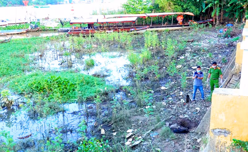 Ngay sau đó, Hồng và Điền được mời đến cơ quan công an làm việc. Hồng lấy cớ còn "say đá" nên không hợp tác với cán bộ điều tra. Được sự động viên, đối tượng Điền khai, tối 2/11, Hồng, Mỹ và Điền tổ chức sử dụng ma túy. Sau khi "phê thuốc" tỉnh dậy đã là 21h30, Hồng kêu Mỹ mang điện thoại đi sạc ở nhà hàng xóm. Khi Mỹ đi khỏi nhà, cháu bé đang ngủ trên võng, thức dậy khóc thét. Lúc này, Hồng bực tức lấy bình nước, dùng tay trái bứt núm cao su ra ném bỏ, rồi bóp miệng bé đổ nước vào miệng. (Hiện trường vụ án - nơi thi thể cháu Kim bị các đối tượng chôn giấu) 