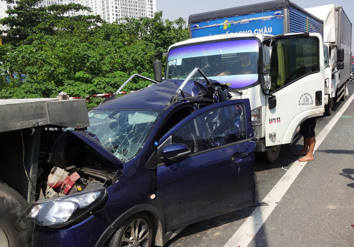 Nhân chứng kể thời khắc cứu 4 người mắc kẹt trong tai nạn liên hoàn Nhan chung ke thoi khac cuu 4 nguoi mac ket trong tai nan lien hoan