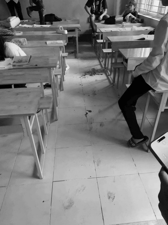 Người gây thương tích cho cháu T là nữ sinh T.H.M (SN 2009), trú tại xã Hoàng Lâu, huyện Tam Dương, học cùng lớp với nạn nhân. Trước khi xảy ra vụ việc, giữa hai học sinh này đã có những lời nói xấu nhau. Ngày 7/10, khi mâu thuẫn kéo dài không được giải quyết, dẫn tới M cầm con dao bầu đâm gây thương tích cho T. Sau đó, cháu T được mọi người đưa đi cấp cứu tại Bệnh viện Đa khoa tỉnh Vĩnh Phúc, hiện sức khỏe nạn nhân đã qua cơn nguy kịch. 