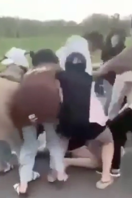  Nữ sinh lớp 11 bị bạn vây đánh hội đồng: Tháng 10/2023, trên mạng xã hội xuất hiện video hơn một phút chia sẻ trên mạng xã hội, một nữ sinh trường THPT Hắc Dịch, thị xã Phú Mỹ, tỉnh Bà Rịa - Vũng Tàu bị nhóm nữ 8 người kéo ngã xuống đường, xông vào đánh đấm, dùng chân đạp lên người và chửi tục gây xôn xao. Lãnh đạo Trường THPT Hắc Dịch cho biết, xác định nhóm 8 người đánh nữ sinh có một nửa đang học tại trường, số còn lại đã nghỉ học.