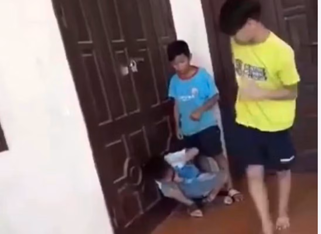 Ông Đỗ Công Dực - hiệu trưởng Trường THCS Đại Đồng xác nhận, các em học sinh trong clip trên hiện đang học lớp 7, cùng lớp với nhau, đều là học sinh của nhà trường. Sự việc đánh nhau trong clip xảy ra vào tháng 6 tại nhà văn hóa của thôn. Nhà trường đã báo cáo sự việc về Phòng GD&amp;ĐT huyện Thạch Thất, lãnh đạo địa phương, công an cũng đã vào cuộc. Sau gần một tuần thu thập thông tin, UBND xã sẽ đứng ra giải quyết vụ việc, yêu cầu các gia đình đồng hành trong việc chữa trị cho em K. 