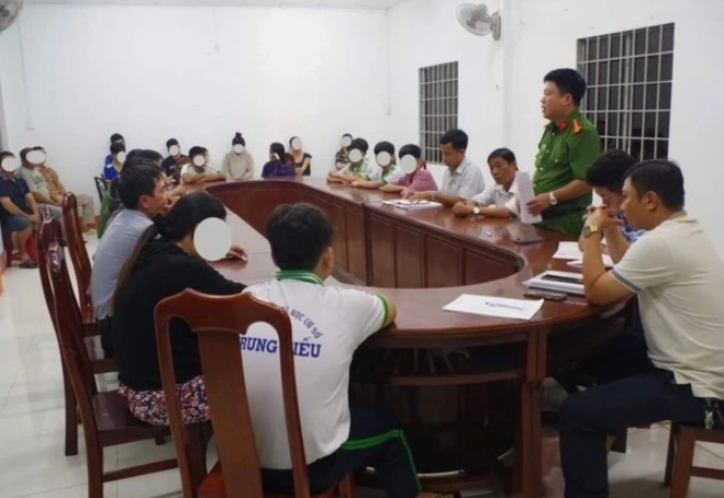  Nam sinh lớp 8 bị "đánh hội đồng": Liên quan vụ nam sinh N.H.N (lớp 8/1, Trường THCS Trung Hiếu, H.Vũng Liêm, Vĩnh Long) bị "đánh hội đồng", ngày 8/10, tin từ Phòng GD&amp;ĐT H.Vũng Liêm cho biết, nhà trường xác định có 8 học sinh tham gia đánh bạn, 1 học sinh quay clip và đã có hình thức kỷ luật 9 em này. Nguyên nhân sự việc là ngày 21/9, học sinh T.T.L giả vờ té lên lưng N.H.N khiến N. bị đau. N. sau đó về kể với bà nội . Xót cháu, bà nội của N. đến gia đình L. phản ánh làm em này bị rầy la và phạt. Hôm sau, L. rủ thêm nhiều bạn tìm đánh N. 