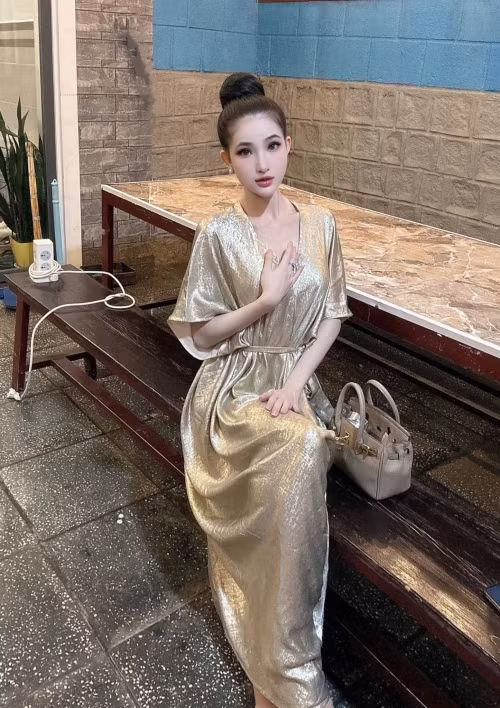 Nguyễn Bé Vi vốn được đánh giá có khuôn mặt ưa nhìn cùng với gu thời trang nóng bỏng. Cô gái này cũng là cái tên "hot" trong giới DJ và thường được book show biểu diễn ở nhiều quán bar. Khi cặp kè với Lâm Thành Trung, cuộc sống khá giả đã giúp Bé Vi trở nên "nổi tiếng" hơn trên mạng xã hội. Riêng trang Tiktok của Bé Vi đã có 220 ngàn người theo dõi và khoảng 2,1 triệu lượt like. Từ một cô gái có tương lai tươi sáng, Bé Vi đã tự đưa mình vào con đường phạm tội để rồi sẽ phải trả giá trước pháp luật. 