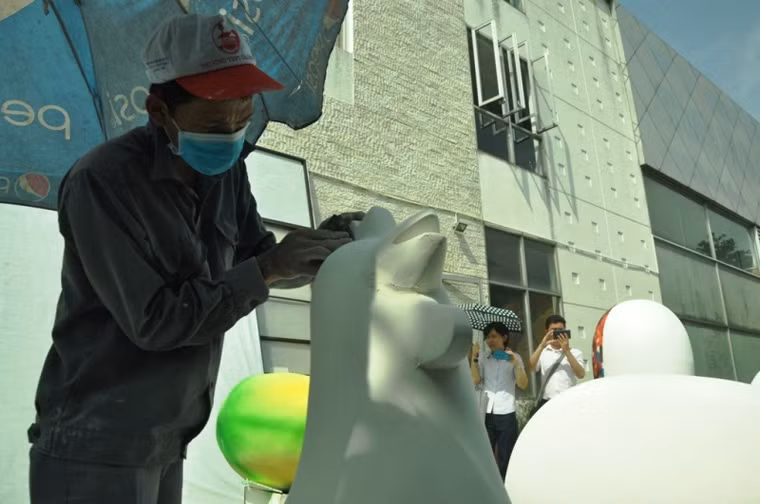 Các nghệ nhân đang khẩn trương với công việc của mình.