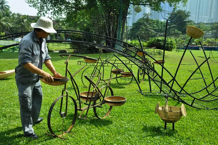 Khách tham quan sẽ thấy được hình ảnh đồ họa 3D khi quét smartphone vào đúng biểu tượng (marker) được bố trí tại những điểm chụp hình ảo trên đường hoa.