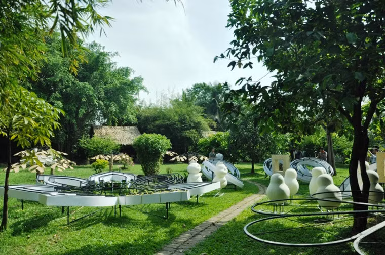 Ở phân đoạn “Khát vọng ngời sáng” mở đầu với tiểu cảnh đặc biệt “Sắc xuân” gồm nhiều chủng loại hoa lạ, hoa đẹp nhập từ các nước được phối nghệ thuật, tinh tế từ thiết kế các giàn treo, chậu hoa, màu sắc…