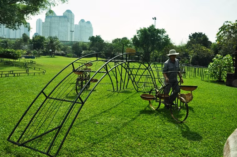 Năm nay, BTC ứng dụng công nghệ phần mềm chụp hình ảo tại một số điểm như: cổng đường hoa, cây xuân, công trình TP, rừng thiên nhiên rực sáng và những chú gà vui nhộn. Ứng dụng này có thể sử dụng đồng thời online và offline thích hợp cho các smartphone sử dụng hệ điều hành Android và IOS.