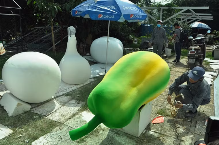 Trong đó đoạn đường từ giao lộ Lê Lợi – Nguyễn Huệ được chia làm ba phân đoạn chính: Mùa xuân trên Thành phố mang tên Bác, Thành phố văn minh – hiện đại – nghĩa tình và Khát vọng ngời sáng.