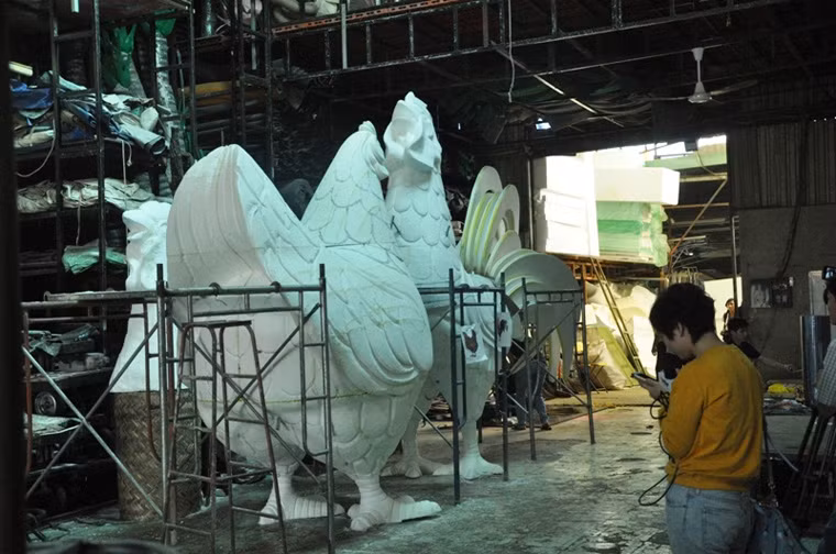 Biểu tượng linh vật của năm Đinh Dậu được đặt ở vị trí trung tâm với gà trống cao 3,5m, gà mái cao 2,8m và 15 chú gà con cao 0,6m.