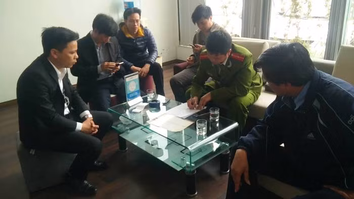 Nhân viên Isuzu Long Biên bị tố bán xe đểu, hành hung khách? - Hình 3 Nhan vien Isuzu Long Bien bi to ban xe deu, hanh hung khach?-Hinh-3