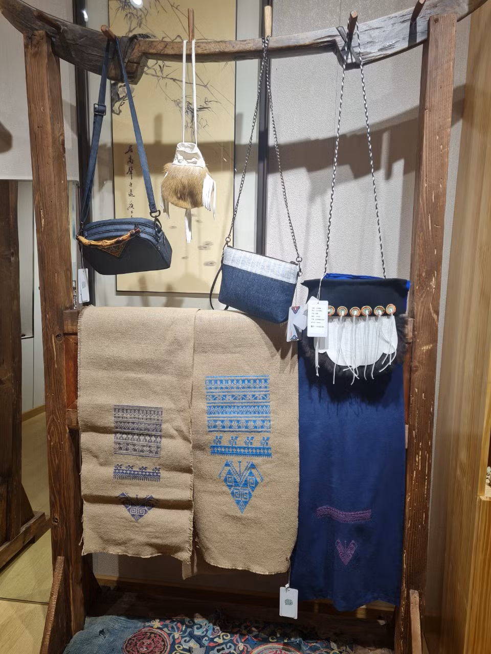 Những sản phẩm thủ công mỹ nghệ được trưng bày tại một bảo tàng.