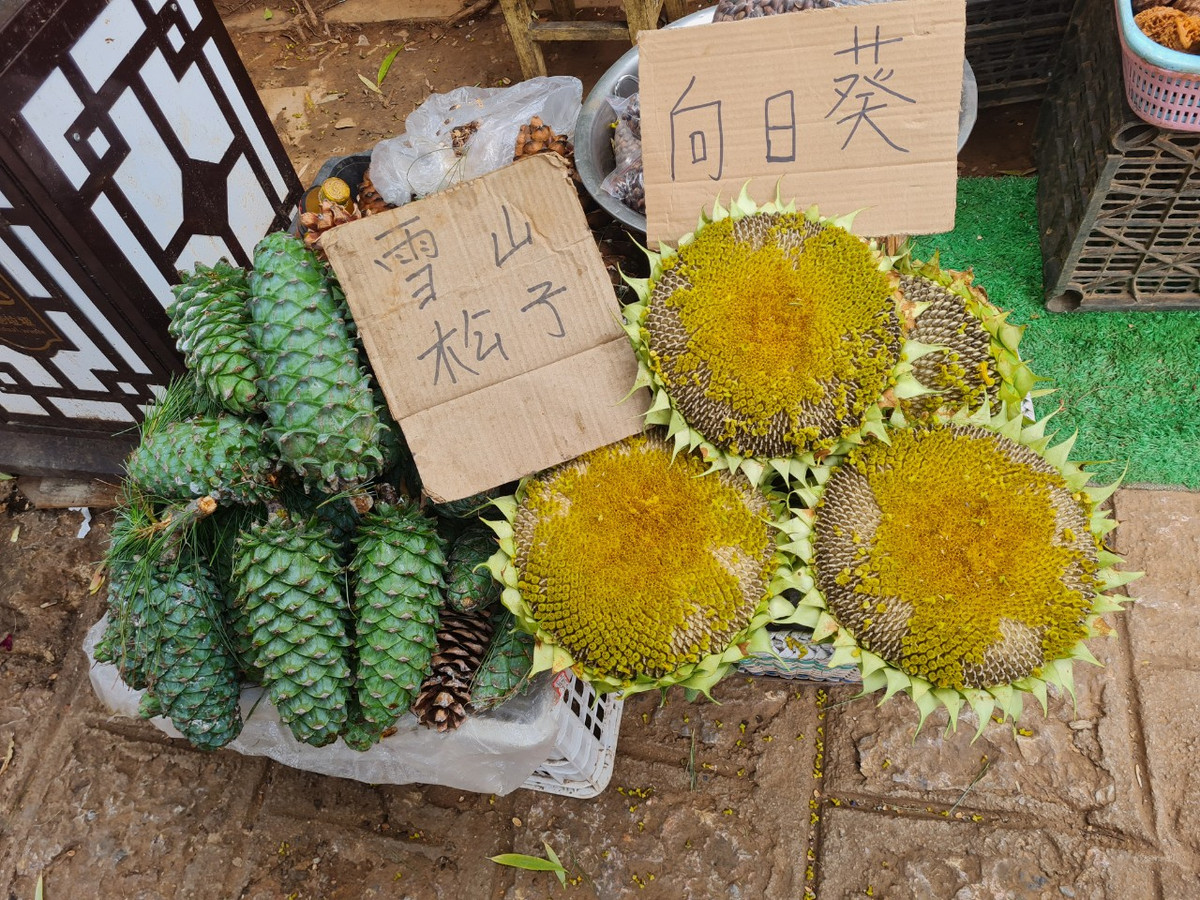 Du khách tới Thúc Hà cổ trấn sẽ thấy nhiều quầy hàng lưu niệm trưng những món thủ công mỹ nghệ làm bằng tay. Cùng với đó là sản vật từ địa phương được bày bán rất phong phú.