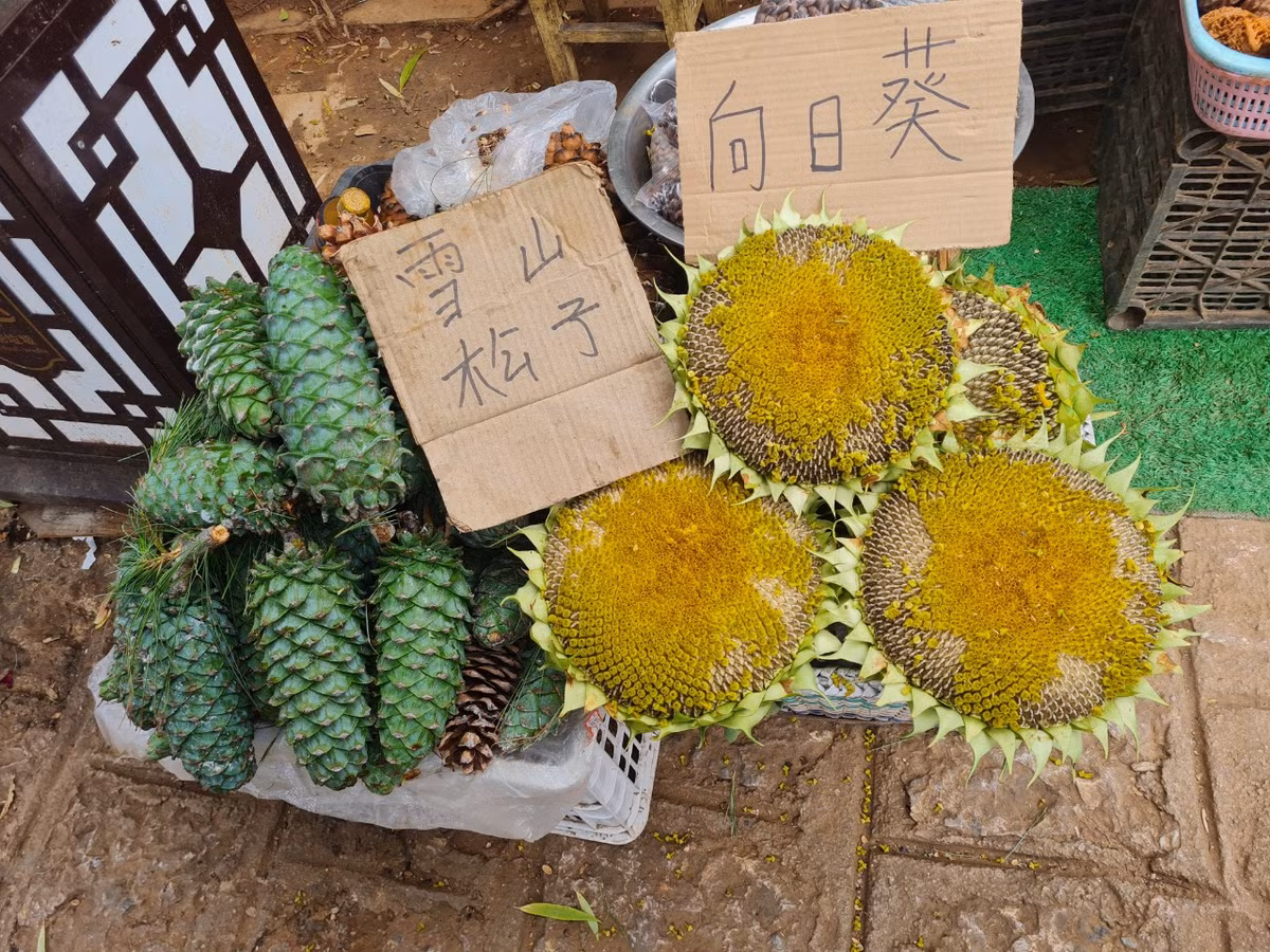 Du khách tới Thúc Hà cổ trấn sẽ thấy nhiều quầy hàng lưu niệm trưng những món thủ công mỹ nghệ làm bằng tay. Cùng với đó là sản vật từ địa phương được bày bán rất phong phú.