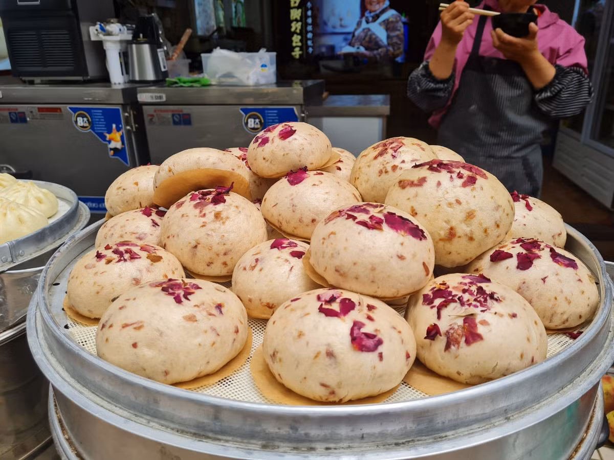 Một sản phẩm bánh được làm từ hoa hồng, đây cũng là nguyên liệu làm bánh nổi tiếng của vùng đất này.