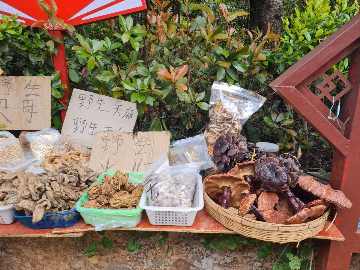 Nấm và các loại đồ khô cũng được bày bán rất nhiều.