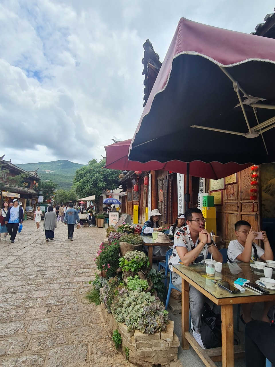 Không chỉ là nơi sinh sống của người dân tộc Nạp Tây, Thúc Hà cổ trấn còn là nơi giao thương của người Trung Hoa và Tây Tạng. Do đó, văn hóa ở đây khá đa dạng nhưng vẫn giữ được những nét đặc trưng riêng.