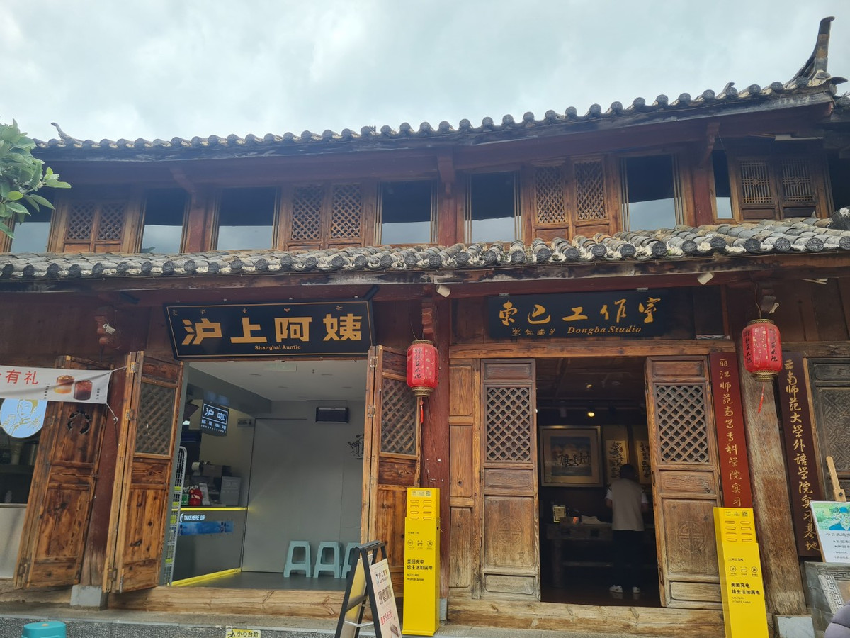 Kiến trúc rất đặc trưng của Thúc Hà cổ trấn với gỗ, các họa tiết điêu khắc độc đáo trên đố cửa cùng mái ngói âm dương rêu phong tạo nên nét đẹp cổ kính.