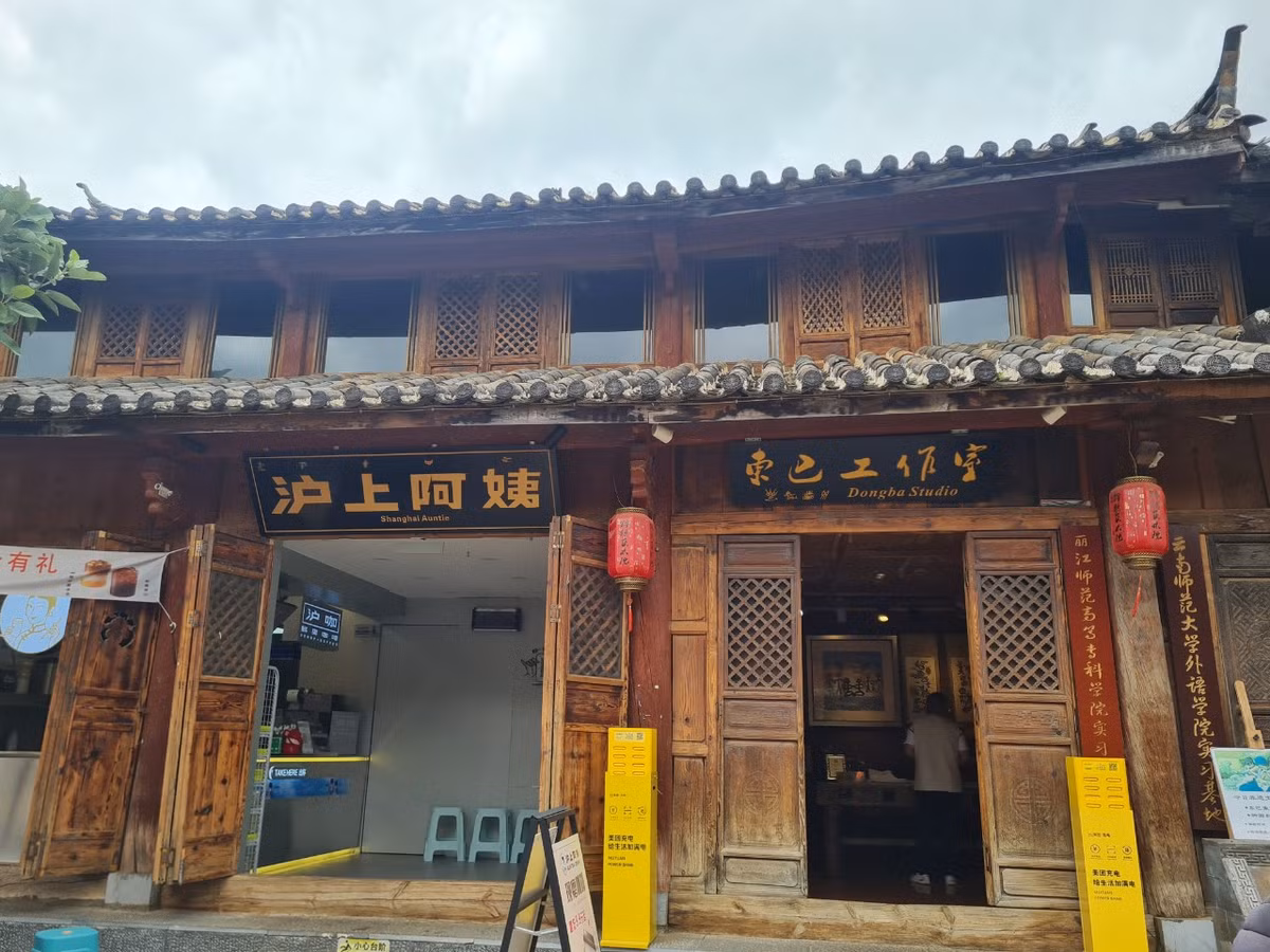 Kiến trúc rất đặc trưng của Thúc Hà cổ trấn với gỗ, các họa tiết điêu khắc độc đáo trên đố cửa cùng mái ngói âm dương rêu phong tạo nên nét đẹp cổ kính.