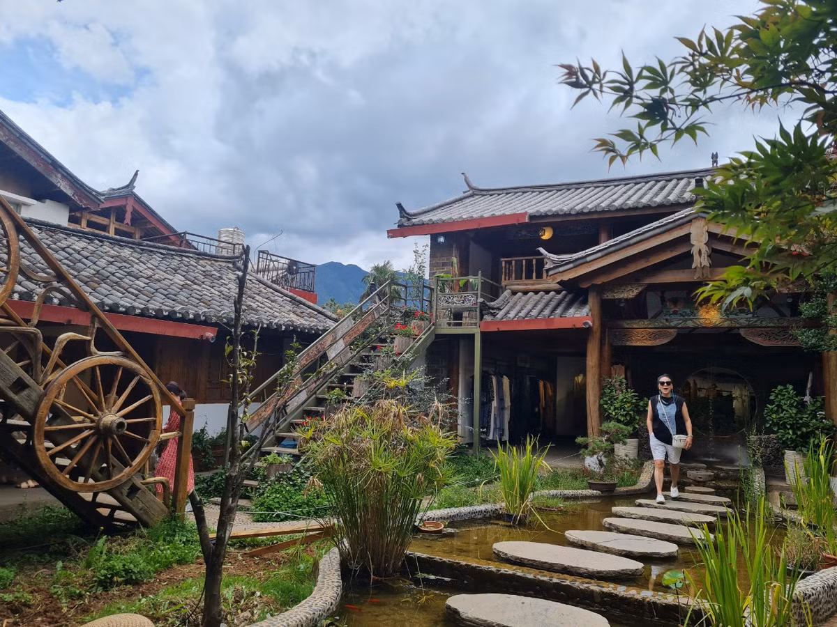 Do có hệ thống kênh dày đặc và nằm dưới chân núi Ngọc Long Tuyết Sơn nên nơi đây có khí hậu mát lạnh quanh năm. Giữa tháng 7, thời tiết nơi đây vào ban ngày cũng chỉ dao động khoảng 20-23 độ. Về đêm, nhiệt độ giảm xuống, có thể cảm nhận rõ cái lạnh.