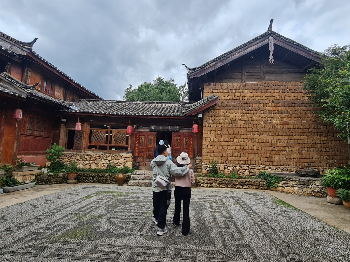 Những mái nhà cổ kính cùng nền văn hóa đa dạng, cảnh sắc tươi đẹp đã làm làm nên sức hấp dẫn của Thúc Hà cổ trấn, thu hút khách du lịch.