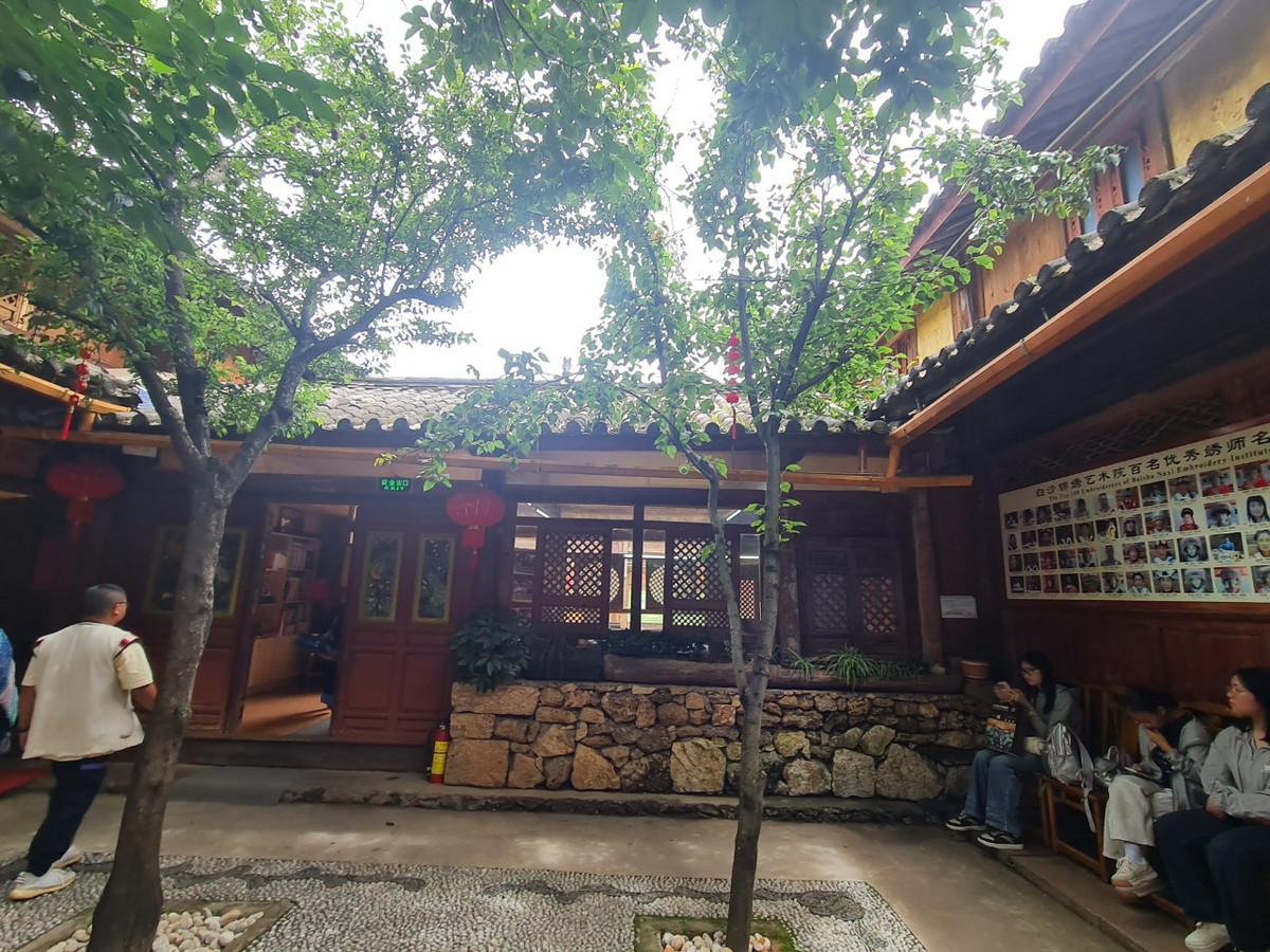 Người Nạp Tây rất coi trọng mùa xuân, họ có rất nhiều tập tục truyền thống mỗi khi xuân về. Với họ, mùa xuân là đại diện cho lộc lá, sự sinh sôi nảy nở sự sống mới. Trong ảnh là cây lê cho quả xanh mỡ màng từ những đóa hoa tươi đã ra vào mùa xuân.