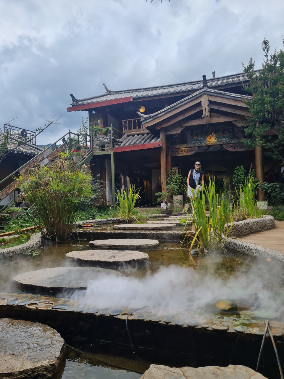 Thúc Hà cổ trấn còn được biết đến với cái tên Long Tuyền trấn có nghĩa là ngôi làng có con suối Rồng. Bởi ở đây có hồ nước sâu mang tên Long Hồ rất linh thiêng, được người dân địa phương đến để thờ phụng. Giống như Lệ Giang cổ trấn, ở Thúc Hà có hệ thống sông, suối dày đặc chảy dọc trong các ngõ.