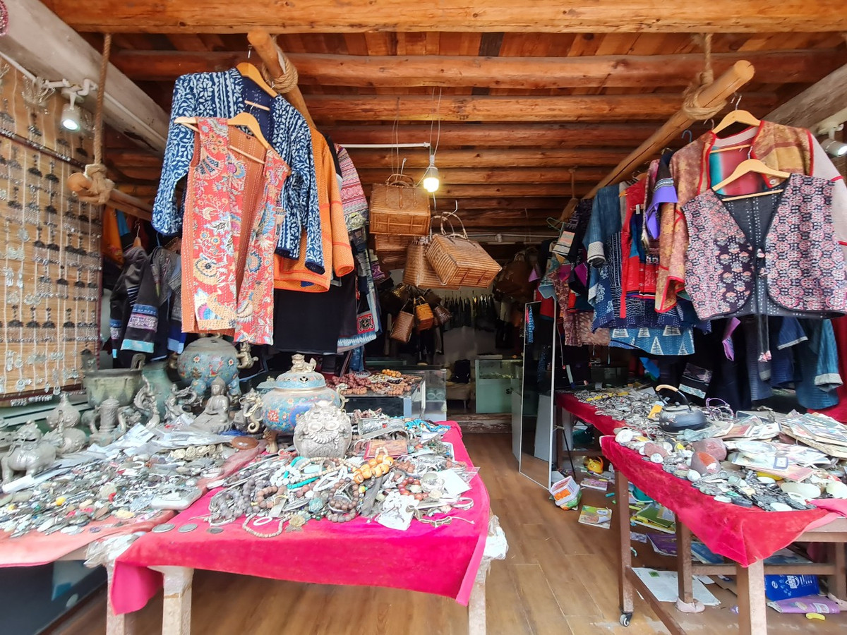 Quần áo, vòng tay, hoa tai... du khách đều có thể chọn lựa những món hàng lưu niệm cho mình.