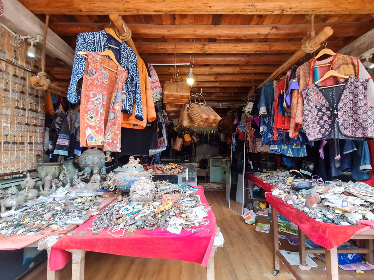 Quần áo, vòng tay, hoa tai... du khách đều có thể chọn lựa những món hàng lưu niệm cho mình.