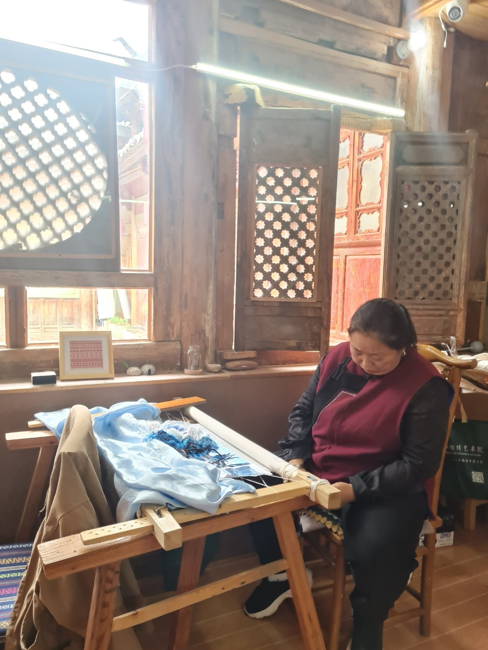 Người dân tộc Nạp Tây luôn giữ gìn và truyền nối nghề thủ công mỹ nghệ từ thế hệ này qua thế hệ khác, tôn thờ những người đã sáng lập ra nó. Trong ảnh là một nghệ nhân trước khung dệt vải.