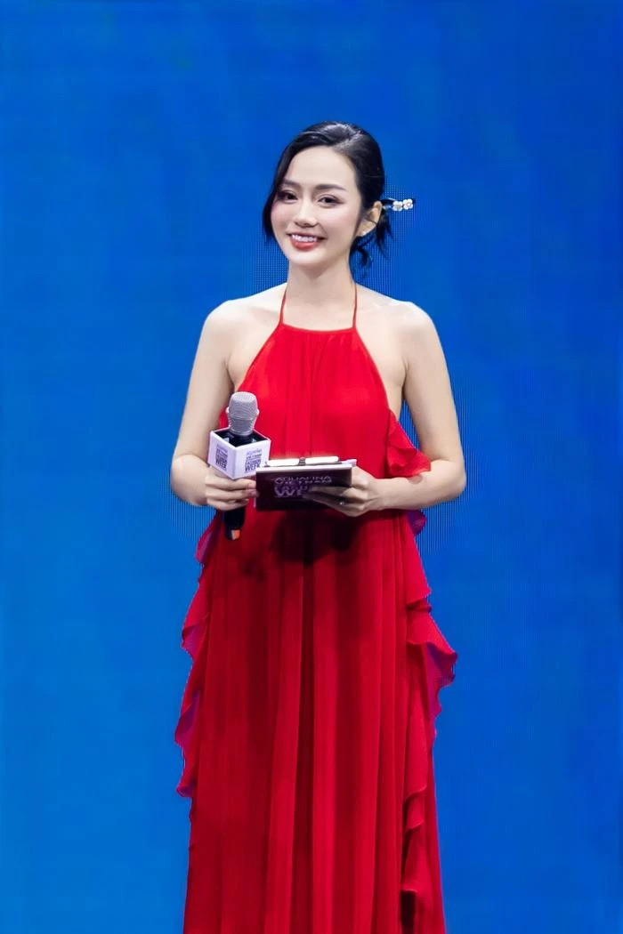 Nu MC song ngu gay sot mang xa hoi-Hinh-2